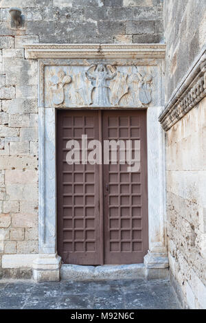 Alte geschlossene Tür mit Steinmetzarbeiten in der Stadt Rhodos, Griechenland eingerichtet Stockfoto