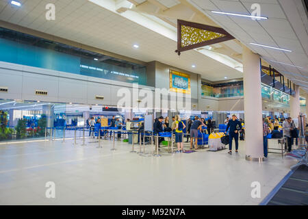 BANGKOK, THAILAND - 09 Februar, 2018: Indoor Ansicht von unbekannten Menschen zu Fuß auf das Innere des modernen internationalen Flughafen Bangkok, im Norden von Thailand Stockfoto