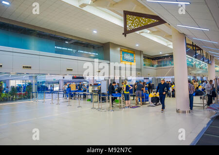 BANGKOK, THAILAND - 09 Februar, 2018: Indoor Ansicht von unbekannten Menschen zu Fuß auf das Innere des modernen internationalen Flughafen Bangkok, im Norden von Thailand Stockfoto