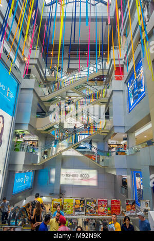 BANGKOK, THAILAND, 08. February, 2018: Indoor Blick auf MBK Shopping Mall, eine der am meisten besuchten Einkaufszentren in Bangok. MBK Shopping Mall ist ein beliebter Ort für Spaziergänge Stockfoto