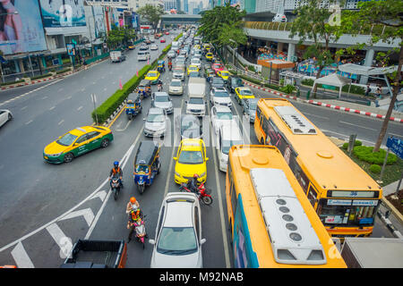 BANGKOK, THAILAND, 08. February, 2018: Oben Blick auf traffict von pathumwan Kreuzung vor der MBK Center am Abend nach der Arbeit. Stau Ursachen Autofahrer zu ärgern und schlechte psychische Gesundheit Stockfoto