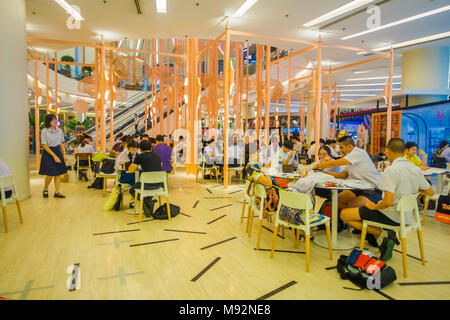 BANGKOK, THAILAND, Februar 02, 2018: Nicht identifizierte Personen essen eine lucnh in einem Food Court im Inneren des Siam Paragon Shopping Mall in Bangkok, Es ist eines der größten Einkaufszentren in Asien Stockfoto