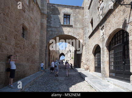 Touristen auf der alten Straße in der Festung von Rhodos, Griechenland, 11. August 2017 Stockfoto