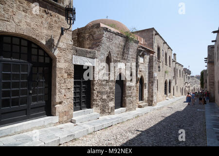 Touristen auf der alten Straße in der Festung von Rhodos, Griechenland, 11. August 2017 Stockfoto