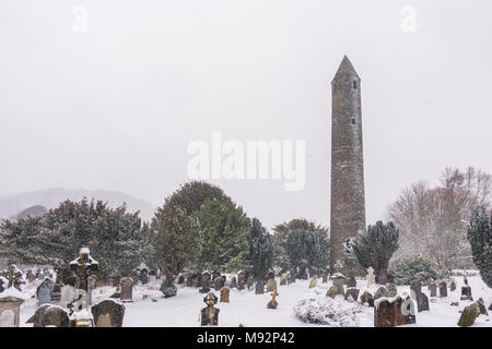 Landschaft von Glendalough, Wicklow Mountains in tiefem Schnee - Irland Stockfoto