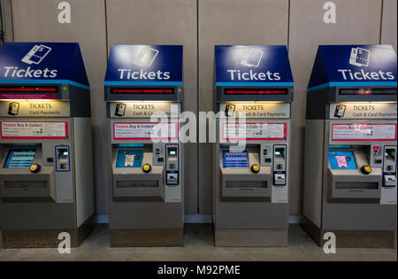 Eine Reihe von Fahrkartenautomaten oder automatische Travel Pass abfüllen Einheiten im London Bridge Bahnhof. Fahrkarten kosten zu pendeln mit der Bahn in London. Stockfoto