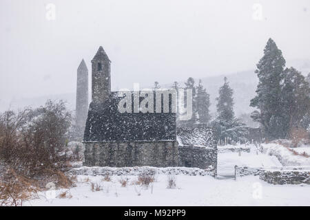 Landschaft von Glendalough, Wicklow Mountains in tiefem Schnee - Irland Stockfoto