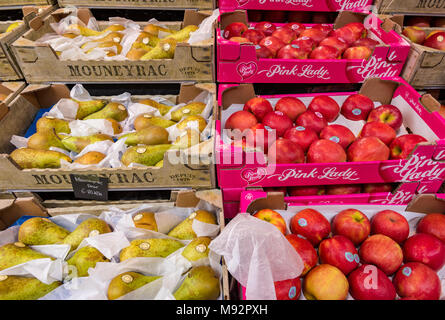 Äpfel und Birnen auf dem Borough Market in Central London. gemüsehändler Stall angezeigte Produkte: frisches Obst und Gemüse zum Verkauf auf einem Marktstand. Stockfoto