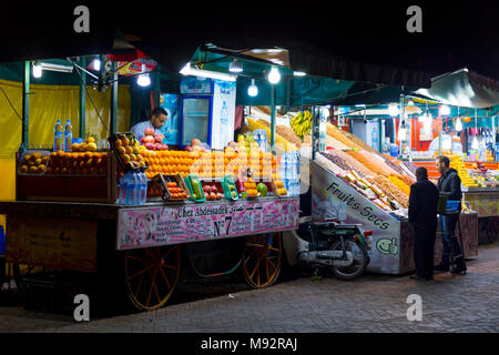 Frischer Saft Stall an der Djemaa el-Fna Markt in der Medina von Marrakesch, Marokko Stockfoto