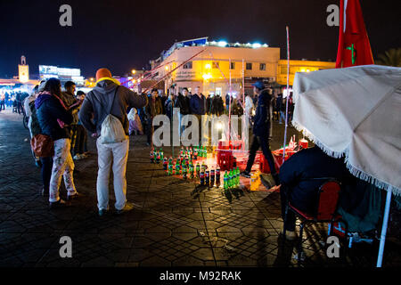 Menschen spielen Spiel von Fischen für Soft drink Flaschen auf dem zentralen Platz Jemma el-Fnaa in Marrakesch Marokko Stockfoto