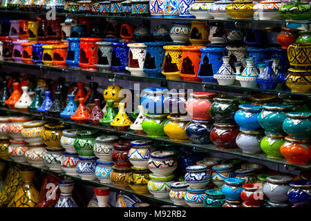 Bunte marokkanische Keramik auf Regalen in die Medina, die Souks, Marrakesch, Marokko Stockfoto