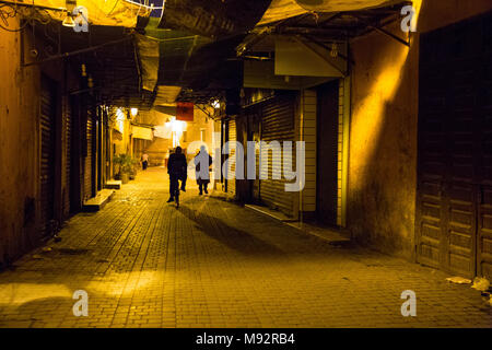 Eine Dunkle geheimnisvolle Gasse in der Medina in Marrakesch, Marokko Stockfoto