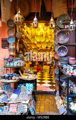Traditionelle marokkanische Keramik und Keramik Shop in der Medina in Marrakesch, Marokko Stockfoto