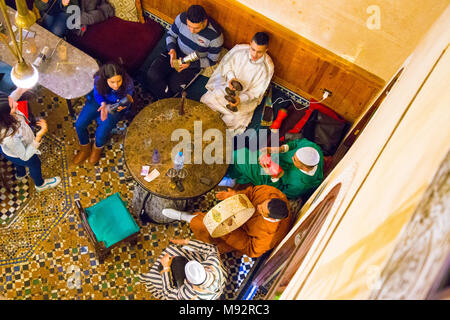 Musiker Instrumente im Cafe Clock in Fes, Marokko spielen Stockfoto