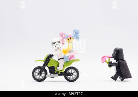 Lego Darth Vader mit Blume jagen Storm Trooper mit n-pop Mädchen reiten Dirt Bike, isoliert auf weißem baclground. Stockfoto
