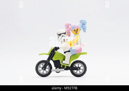 Storm Trooper mit n-pop Mädchen reiten Dirt Bike, auf weißem Hintergrund. Stockfoto
