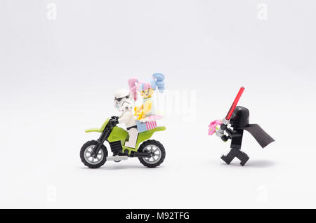 Darth Vader mit Blume jagen Storm Trooper mit n-pop Mädchen reiten Dirt Bike, isoliert auf weißem baclground. Stockfoto