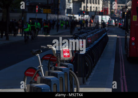 Ein Santander Zyklen docking station. Santander Zyklen (Boris Bikes) ist eine öffentliche Fahrradverleih, in London im Jahr 2010 Stockfoto