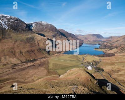 Blick auf Buttermere & Crummock Water von Fleetwith Fleetwith Rand auf Hecht. Die buttermere Fells steigen gelassen, während Mellbreak über crummock Wasser steigt Stockfoto