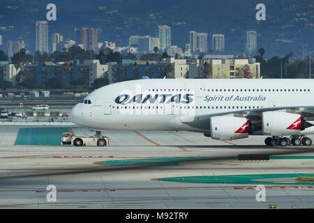 Qantas Airways Airbus A380-800 unter Abschleppen aus dem Bradley Terminals am Internationalen Flughafen Los, LAX, Kalifornien, USA. Stockfoto