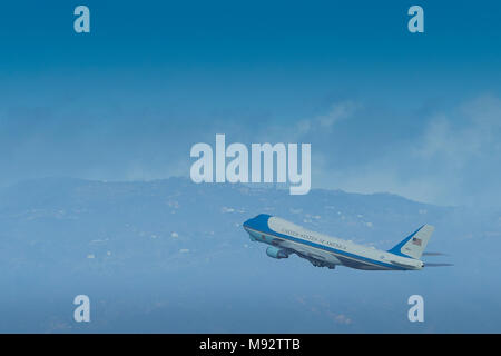 Air Force One, Klettern entfernt vom internationalen Flughafen von Los Angeles, LAX, Durchführung von Präsident Trumpf nach St. Louis. 14. März 2018 Stockfoto
