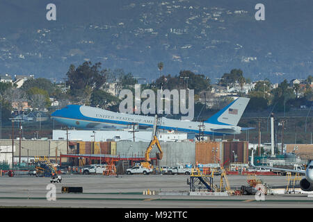 Air Force One mit Präsident Trumpf an Bord, entfernt sich vom internationalen Flughafen von Los Angeles, LAX, Ziel, St Louis. Stockfoto