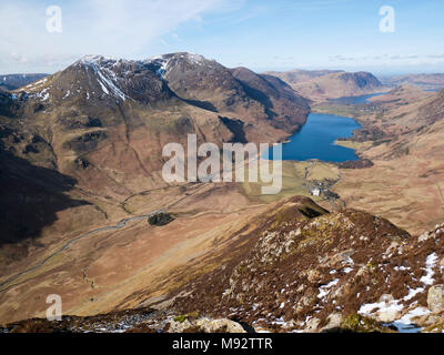 Blick auf Buttermere & Crummock Water von Fleetwith Fleetwith Rand auf Hecht. Die buttermere Fells steigen gelassen, während Mellbreak über crummock Wasser steigt Stockfoto