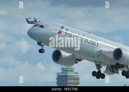 American Airlines Boeing 787-900 Dreamliner hebt ab als US Marine Corps MV-22 Osprey B eskortieren Präsident Trump Ansätze Los Angeles Airport. Stockfoto