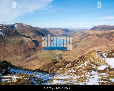 Blick auf Buttermere & Crummock Water von Fleetwith Fleetwith Rand auf Hecht. Die buttermere Fells steigen gelassen, während Mellbreak über crummock Wasser steigt Stockfoto