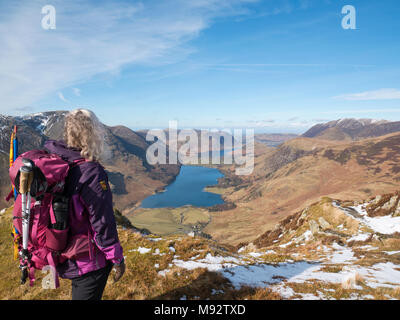 Blick auf Buttermere & Crummock Water von Fleetwith Kante, Fleetwith Hecht. Die buttermere Fells steigen gelassen, während Mellbreak über crummock Wasser steigt Stockfoto