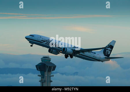 Alaska Airlines Boeing 737-900ER Jet vom Los Angeles International Airport LAX. Der Tower unten. Kalifornien, USA. Stockfoto