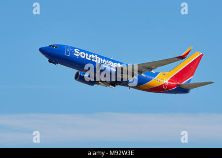 Southwest Airlines Boeing 737-800 Linienflugzeug vom internationalen Flughafen von Los Angeles, Kalifornien, USA. Gegen den klaren blauen Himmel isoliert. Stockfoto