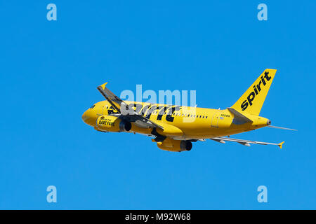 Spirit Airlines Airbus A319-Passagierflugzeugen In den hellen gelben Anstrich, weg vom internationalen Flughafen von Los Angeles, LAX, Kalifornien, USA. Stockfoto