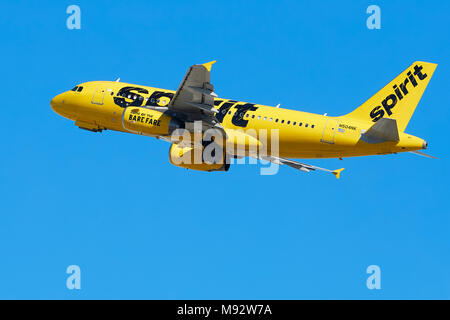 Spirit Airlines Airbus A319 Passagierflugzeug In den hellen gelben Anstrich, vom internationalen Flughafen Los Angeles, LAX, Kalifornien, USA. Stockfoto