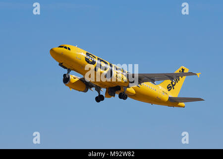 Spirit Airlines Airbus A319 Passenger Jet in die helle gelbe Farbgebung, weg vom internationalen Flughafen von Los Angeles, LAX, Kalifornien, USA. Stockfoto