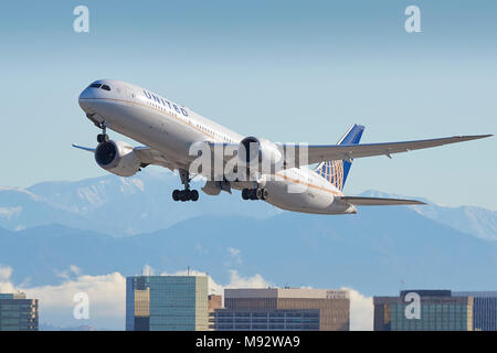 United Airlines Boeing 787-900 Dreamliner Passenger Jet vom Flughafen Los Angeles, LAX. Die schneebedeckten San Gabriel Berge dahinter. Stockfoto