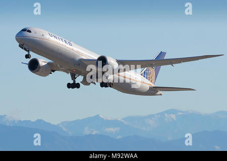 United Airlines Boeing 787-900 Dreamliner Passenger Jet vom Flughafen Los Angeles, LAX. Die schneebedeckten San Gabriel Berge dahinter. Stockfoto