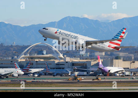 American Airlines Boeing 737-800 Jet Airliner vom Los Angeles International Airport LAX. Die San Gabriel Berge dahinter. Kalifornien, US. Stockfoto