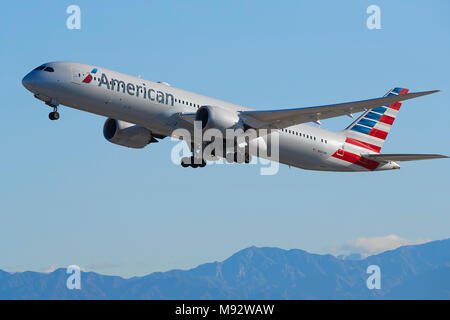 American Airlines Boeing 787-900 Dreamliner Passenger Jet vom Los Angeles International Airport LAX. Die San Gabriel Berge dahinter. Stockfoto