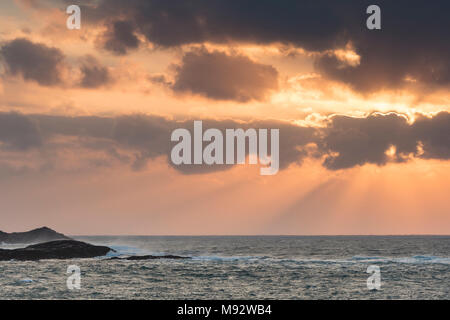 Wellen des Atlantiks an Mealista Küste auf der Insel Lewis auf den Äußeren Hebriden. Stockfoto
