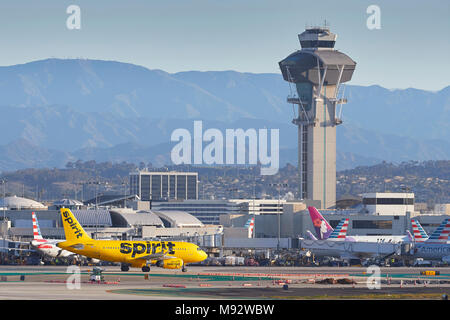 Spirit Airlines Airbus A319 rollt in Richtung Terminal nach der Landung am Los Angeles International Airport LAX. Der Tower auf der rechten Seite. Stockfoto