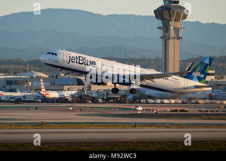JetBlue Airways Airbus A321 Jet Airliner vom Internationalen Flughafen Los Angeles, LAX, Früh am Morgen, die neue Control Tower hinter sich. Stockfoto