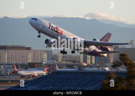 FedEx Express MD11 Cargo Jet vom Internationalen Flughafen Los Angeles, LAX, nach Sonnenaufgang. Kalifornien, USA. Stockfoto