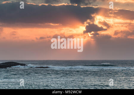 Wellen des Atlantiks an Mealista Küste auf der Insel Lewis auf den Äußeren Hebriden. Stockfoto