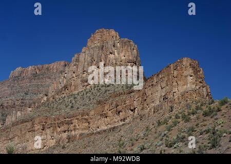 Peach Springs, AZ, USA: Dramatische Felsformationen gegen den tiefblauen Himmel in Peach Springs Canyon, entlang Diamond Creek Road. Stockfoto