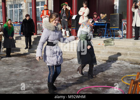 Mstyora, Russia-February 28,2014: Mädchen Teil in Wettbewerb mit in Urlaub nehmen der Fastnacht Stockfoto