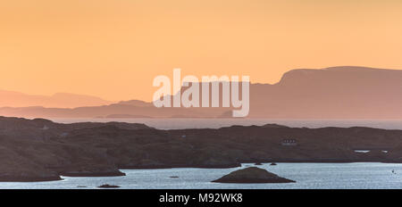 Blick über Scalpay und Isle of Skye in Isle of Harris auf den Äußeren Hebriden. Stockfoto