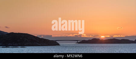 Sonnenaufgang über der Insel Scalpay Brücke von Tarbert auf der Insel Harris auf den Äußeren Hebriden. Stockfoto