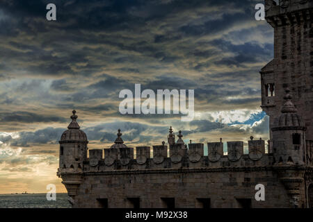 Belem Turm mittelalterlichen Zinne mit Ozean und dramaticl Himmel bei Sonnenuntergang, in der Nähe von Lissabon in Portugal Stockfoto