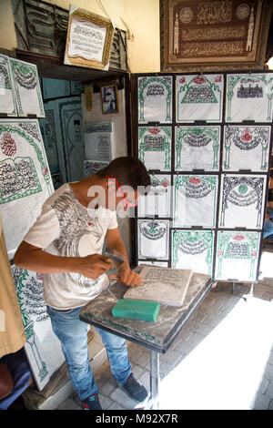 FES, MAROKKO - September 15, 2014: Unindentified Mann dabei traditionelle Carving in Workshop in Fes Medina in Marokko. Stockfoto